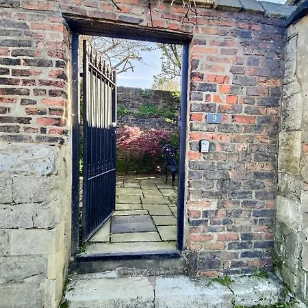 The Davey Tower, Medieval Riverside House Hébergement de vacances *