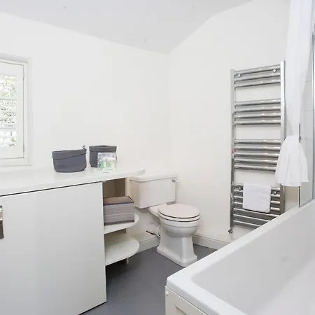 度假居 The Davey Tower, Medieval Riverside House