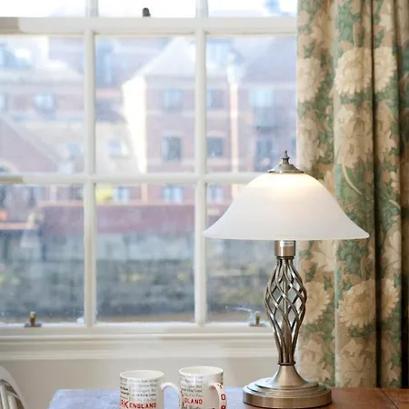 度假居 The Davey Tower, Medieval Riverside House