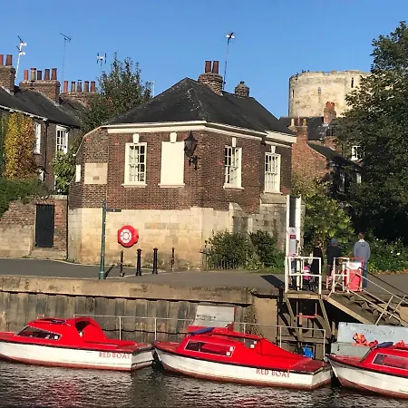 The Davey Tower, Medieval Riverside House Holiday home
